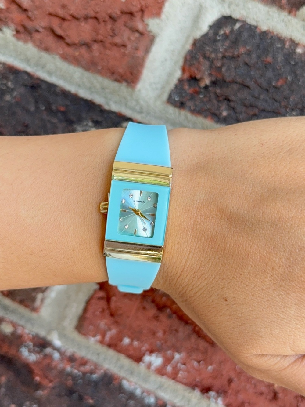 Elegant Aqua Watch with silicone band - Picture 7 of 10